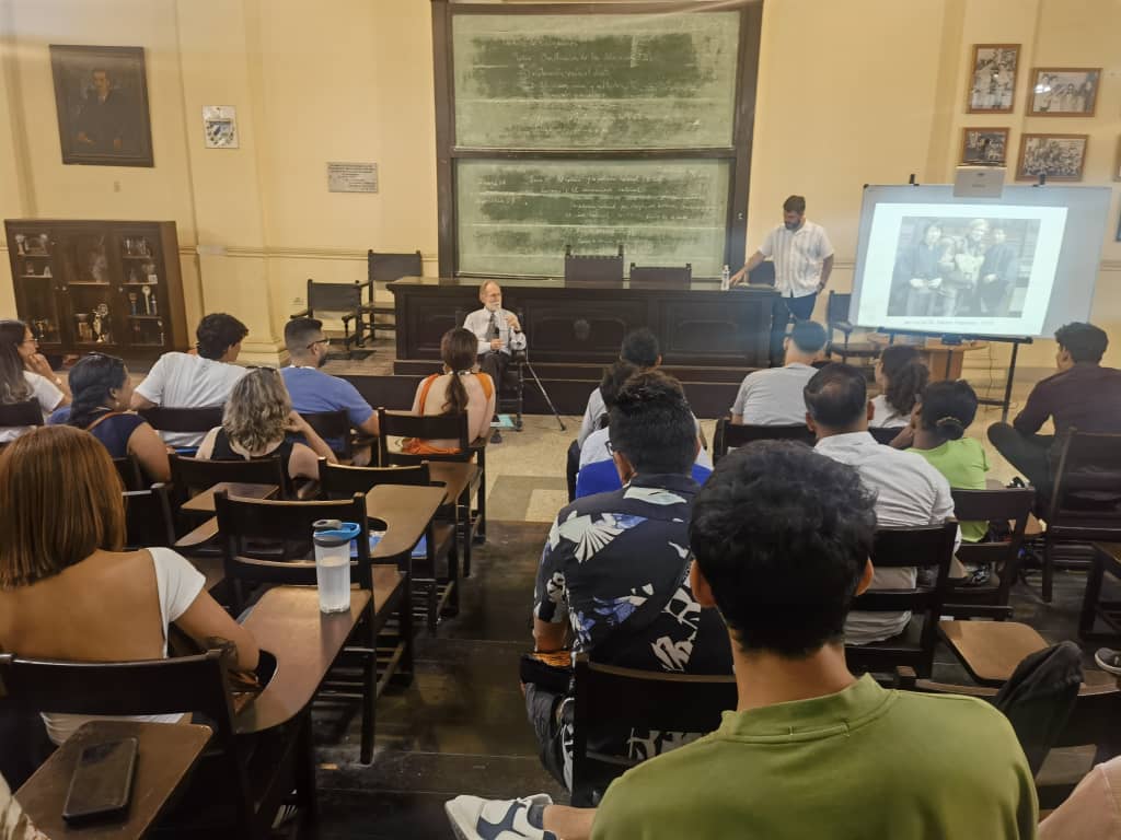 FACSmirnov's tweet photo. Acompañamos y asistimos al Premio Nobel de Química y Doctor Honoris Causa de la @UdeLaHabana, Dr. Peter Agre, en su conferencia magistral el día de hoy. Muy orgulloso de escuchar en varias ocasiones su reconocimiento a mi padre. ¡Dicha grande! https://t.co/5ya43lQBvr