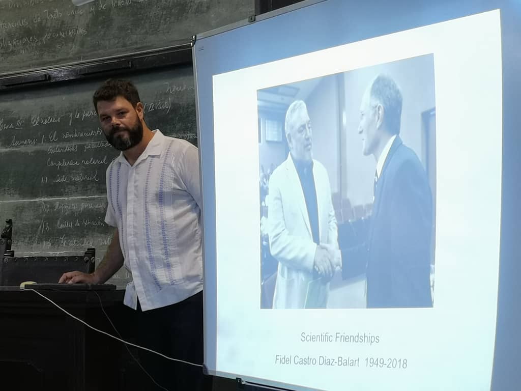 FACSmirnov's tweet photo. Acompañamos y asistimos al Premio Nobel de Química y Doctor Honoris Causa de la @UdeLaHabana, Dr. Peter Agre, en su conferencia magistral el día de hoy. Muy orgulloso de escuchar en varias ocasiones su reconocimiento a mi padre. ¡Dicha grande! https://t.co/5ya43lQBvr