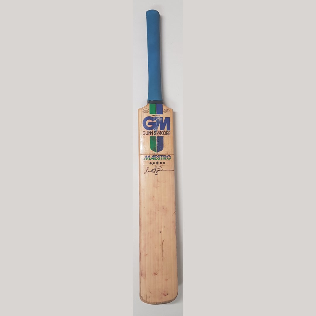 #OnThisDay: Sir Richard Hadlee recorded the then best bowling figures in <a href="/BLACKCAPS/">BLACKCAPS</a> Test history with 9-52 against Australia at Brisbane in 1985.

Richard Hadlee's signed GM Maestro bat. Sir Richard Hadlee Collection, NZ Cricket Museum.