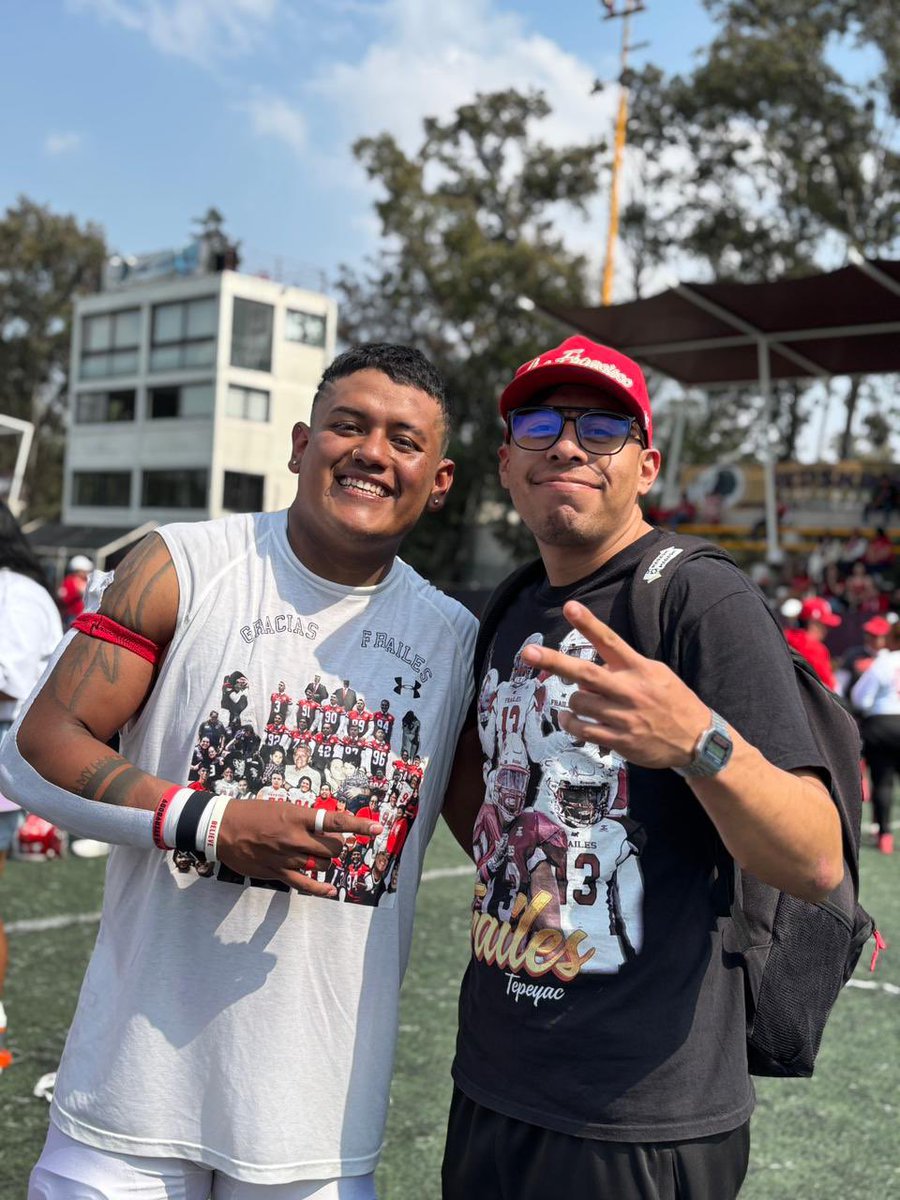 NoFlintZone13's tweet photo. My seniors.⛪️🔴⚪️
#FrailesUT https://t.co/1Zp8OtRaMF
