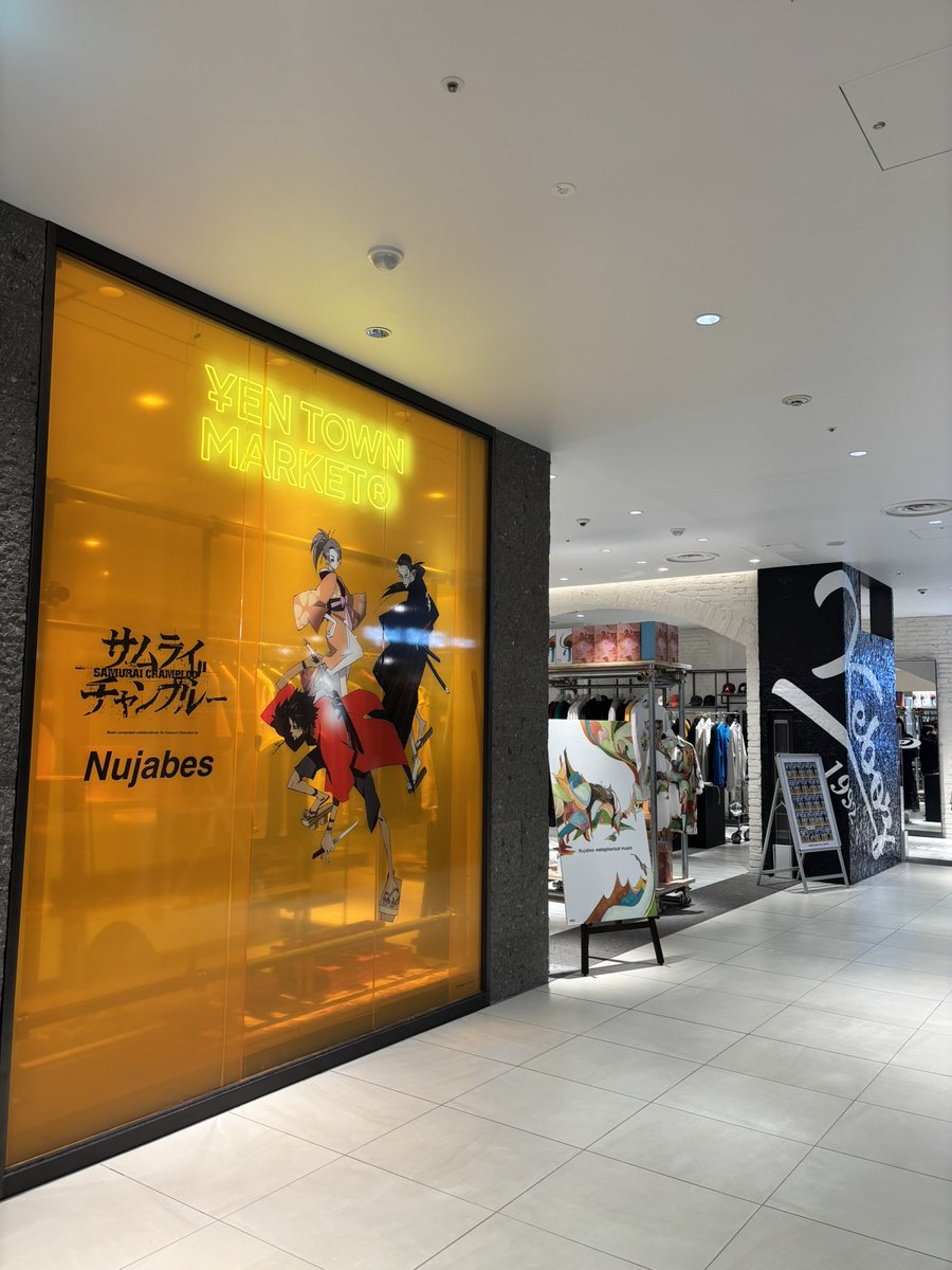 navyblue_ash10's tweet image. Meet Upの会場見てきました！今の時間はまだグッズの展示はなく、お店の方に申し出ることで購入ができるそうです。
グッズの展示は手渡しが始まる17時〜とのこと。

取り扱いグッズ
・トートバッグ
・フォトカード
・FURINポーチ
・EBisun Mirror
・IKIZAMA Tシャツ
#WATWING #GetEmBack