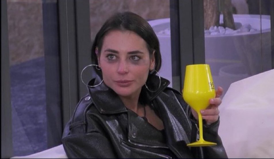 cazzonesobro's tweet photo. si è fatta il pianto e poi subito dopo ha discusso con lorenzo e ha difeso helena retto puntata e dopo puntata https://t.co/LevFg98DjE