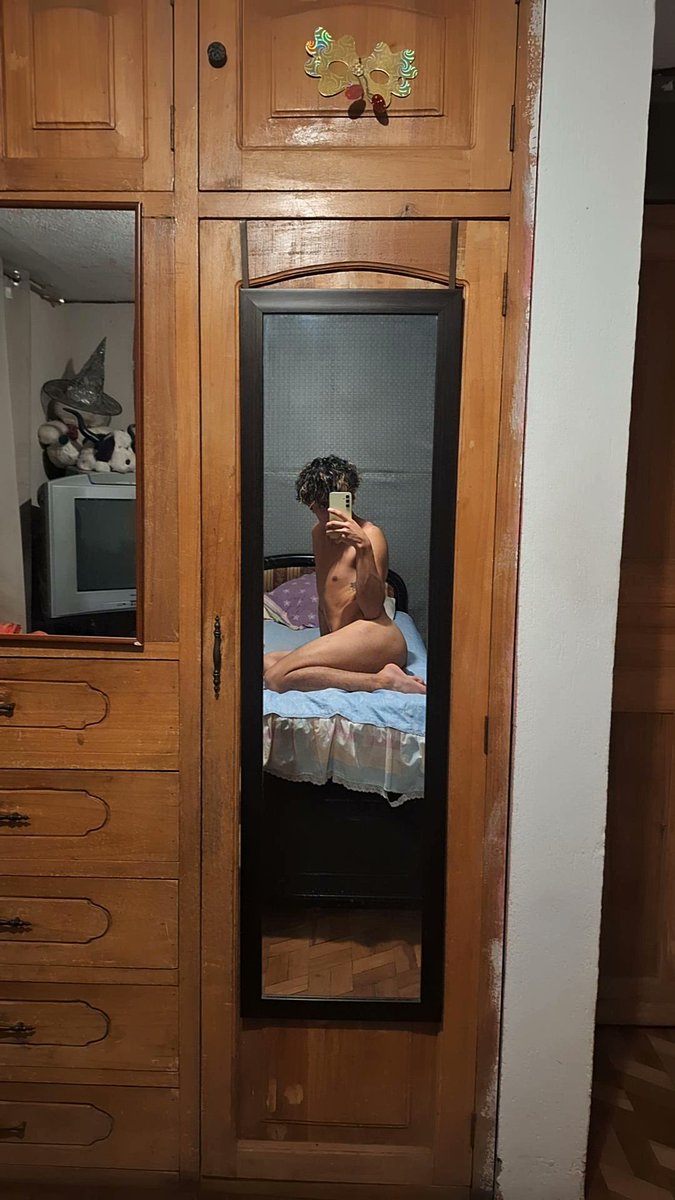 SebastianRobal8's tweet photo. Necesito que alguien me ayude, no quiero dormir solito y sin luz, alguien me quiere acompañar? 👉👈 😅 @PornKiwi @AndreJa41818971 https://t.co/gjUStEhjm5