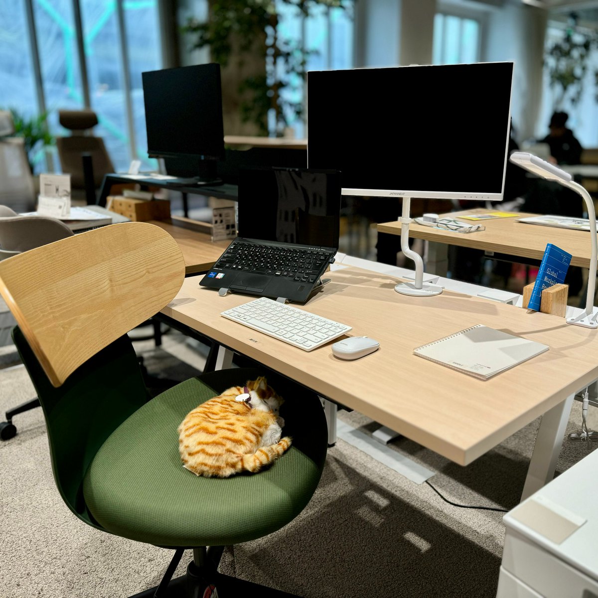 WorkstyleShop's tweet photo. 《本日の家具体験コーナー》
相性♥ワークデスク #LEAN とモニターアーム #Loopo
共にスッキリとしたラインで、色も白と黒を選べます。インテリアにこだわりたい方へおすすめの組み合わせです。
本日も19時までスタッフがご案内しております。
https://t.co/VszYMLfY82
#コクヨの家具 https://t.co/jnqn7Srzse
