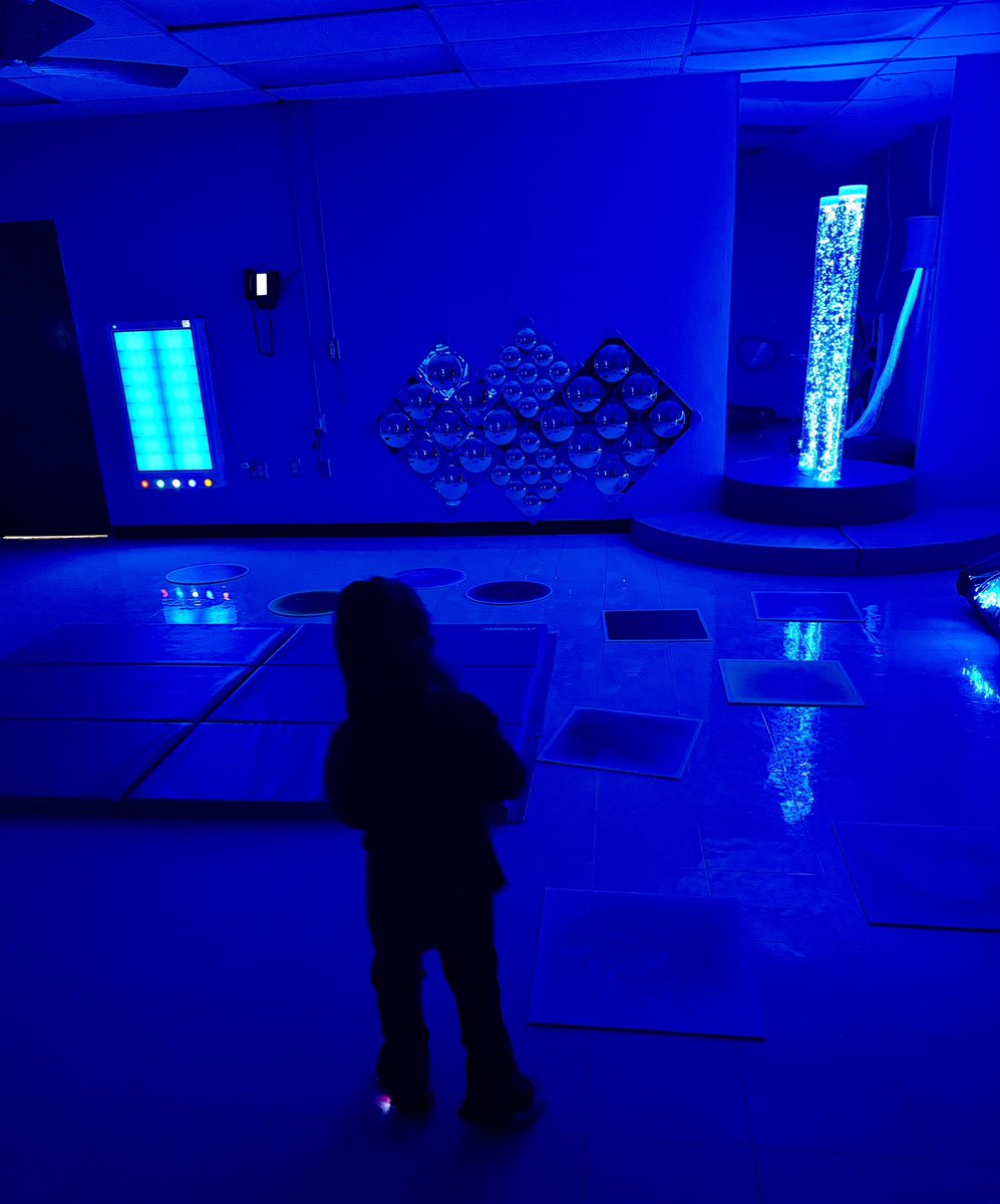 CarlenaSheeran's tweet photo. We have a new, beautiful sensory room @NorthParkKids!!💙🤍 Recently, some #TinyTrojans from the classroom of Jessica Spires visited the room.👫🏽 A sweet friend who had only named a couple colors before; named every color she saw.🙌🏽#HCSDifferenceMakers #HCSPreschool #SensoryRoom https://t.co/ieDQoy08LT