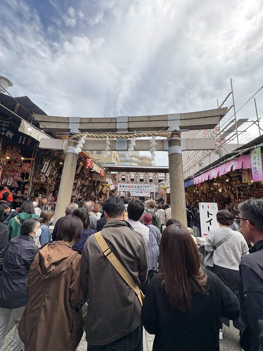 tagutchan's tweet photo. 今年は比較的空いてたよ✋
#鷲神社
#酉の市 https://t.co/dTnoEfK34b