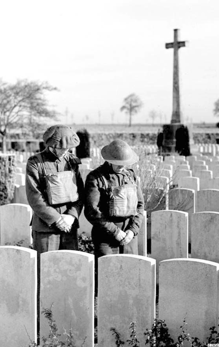 rgpoulussen.bsky.social (@rgpoulussen) on Twitter photo #OTD in 1939. Two soldiers paying their respects at a British #WW1 cemetery. #HISTORY #OTD in 1939. Two soldiers paying their respects at a British #WW1 cemetery. #HISTORY