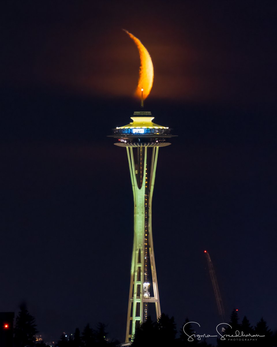 sigmas's tweet photo. Tonight's Waxing 11.8% crescent moonset behind Space Needle in #Seattle https://t.co/sVBACIehmX