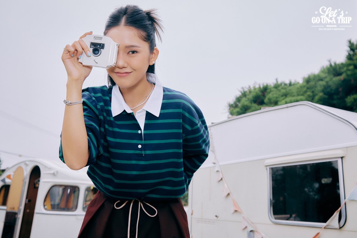 8_OHMYGIRL's tweet photo. 오마이걸(OH MY GIRL) 2025 SEASON'S GREETINGS [LET'S GO ON A TRIP]💛
#HyoJung #Mimi #YooA

#오마이걸 #OHMYGIRL #OMG 
#2025SEASONSGREETINGS https://t.co/que0kA6VSB