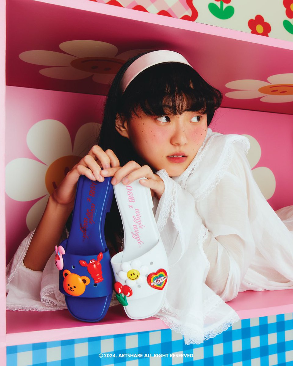 อัปเดตไอเทมใหม่ O&amp;B x WIGGLE WIGGLE 2024 🐻✨🍒กับรองเท้าที่มาในรูปแบบ BOXSET ตะโกนความน่ารักทุกดีเทล พร้อมเพิ่มความสนุกในการใส่ด้วยชาร์มคาแรคเตอร์ 6 แบบให้ครีเอทได้เองตามชอบ อัพเลเวลความน่ารักแบบสุดขีดด้วยการแมทช์คู่กับกระเป๋ารุ่นใหม่ Together Bag

#oandb oandbxwigglewiggle