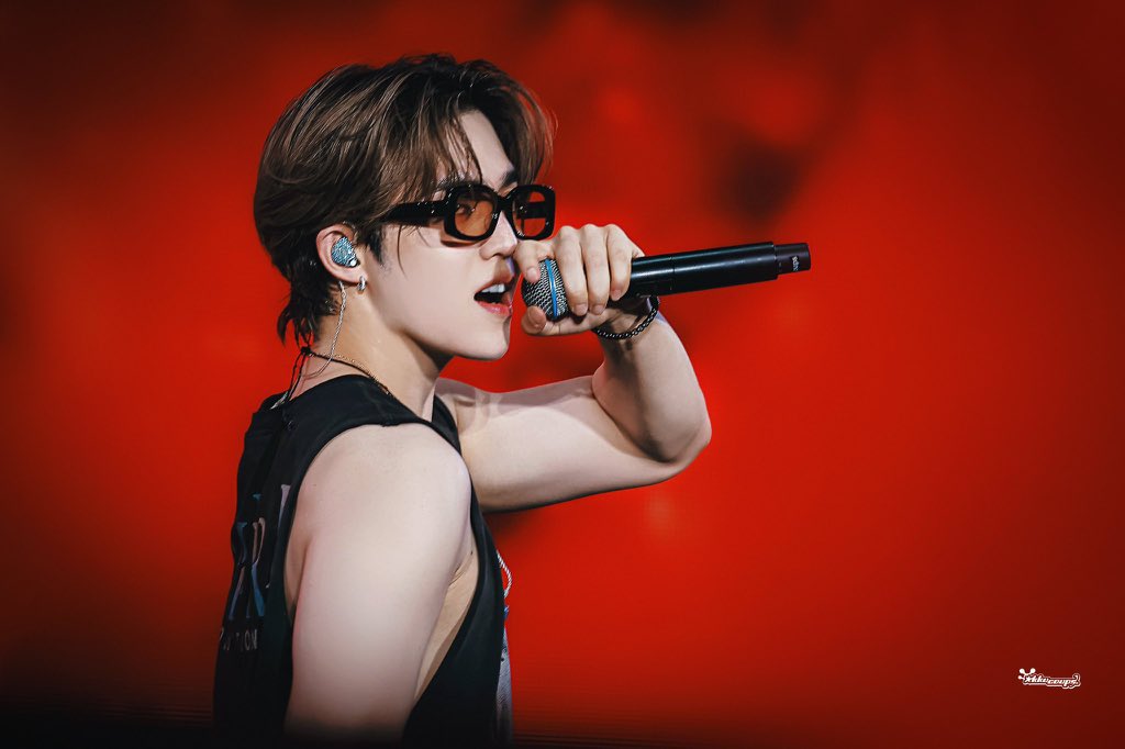 seungcheol wearing tinted glasses >>>

#2024MAMAVOTE #seventeen