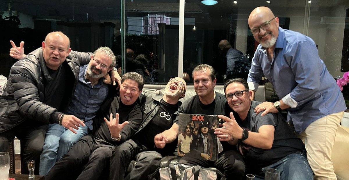 arcano_101's tweet photo. Hey gente... hoy tenemos episodio.
Es nada mas y nada menos que el 150.
Nos juntamos con amigos de años a escuchar discos, de ahí salió la lista para hoy.
@r101ck #Rock101Mas https://t.co/OLKpM7ymuT
