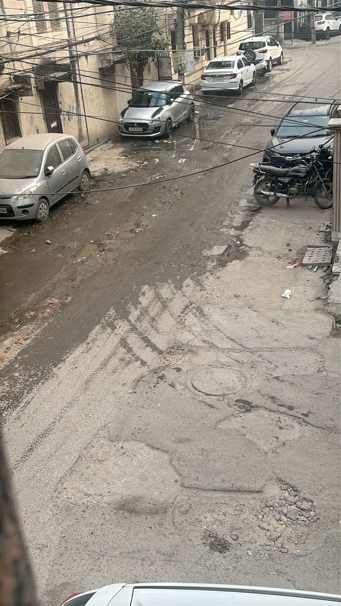 sanjayrssons's tweet photo. ⁦@DelhiJalBoard⁩ ⁦@AtishiAAP⁩ ⁦@ArvindKejriwal⁩ ⁦@LtGovDelhi⁩ ⁦⁩ ⁦@AapAkhilesh_⁩ मॉडल टाउन के निवासी गंदा पानी, बहते सीवर के साथ रहना सीख रहे है। आपके अधिकारी मस्त है । ज़ोनल इंजीनियर कहते है बजट नहीं है, अभी साल लग सकता है ।क्या सुनवाई होगी https://t.co/6NFbDiepPG