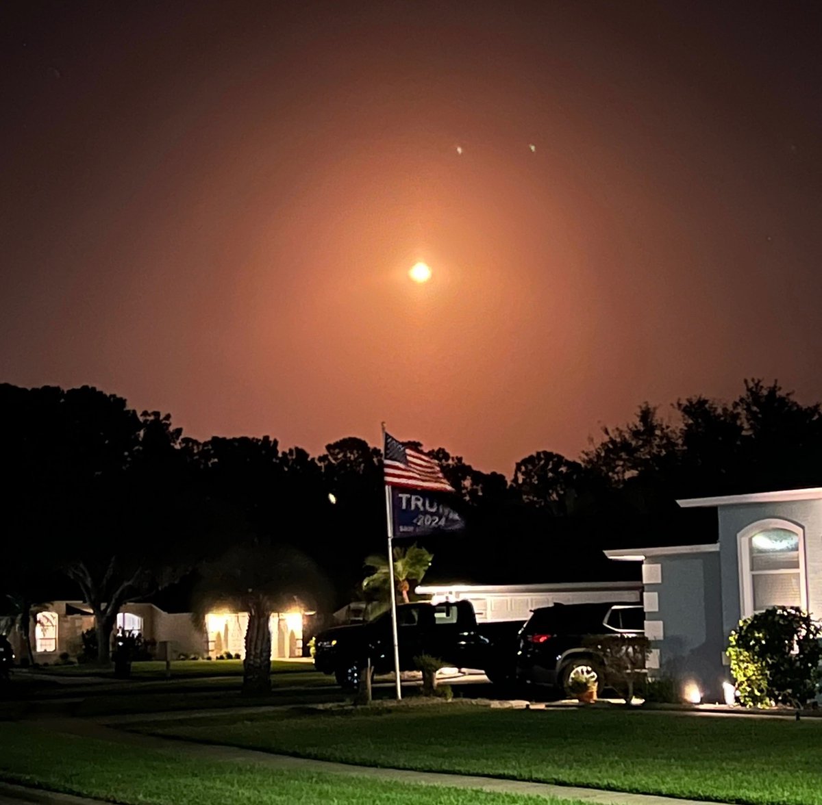 sabm1993's tweet photo. @TheFive America, SpaceX and TRUMP! https://t.co/q9D3M5uUVA