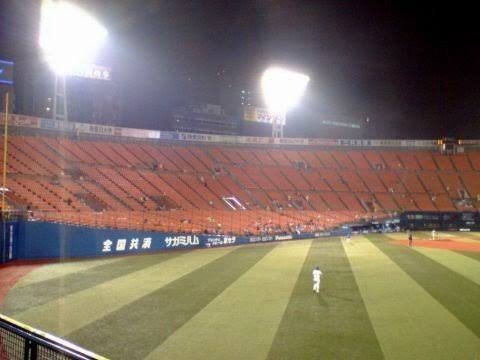 fuparuDeNA23's tweet photo. 拝啓 村田修一様
貴方のいた頃のガラガラのスタジアムで野次罵声の中で横浜が断トツ最下位だった横浜スタジアムは、今や満員のスタジアムの中で大歓声の中日本シリーズ制覇するまでになりました。

あまりの変貌ぶれに風邪を引かないようお気を付けください、そしておかえりなさい。 https://t.co/s4DVGpCb2Q