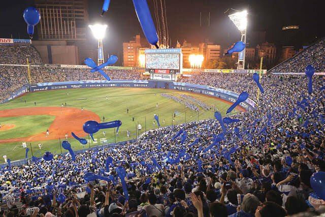 fuparuDeNA23's tweet photo. 拝啓 村田修一様
貴方のいた頃のガラガラのスタジアムで野次罵声の中で横浜が断トツ最下位だった横浜スタジアムは、今や満員のスタジアムの中で大歓声の中日本シリーズ制覇するまでになりました。

あまりの変貌ぶれに風邪を引かないようお気を付けください、そしておかえりなさい。 https://t.co/s4DVGpCb2Q