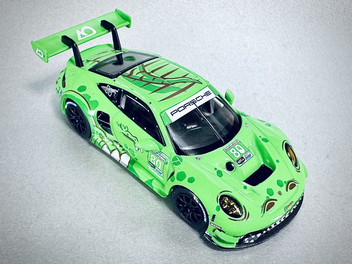 Porsche 911 GT3 R ミニGTの新製品。 ユニークな恐竜カラーで人気のAO