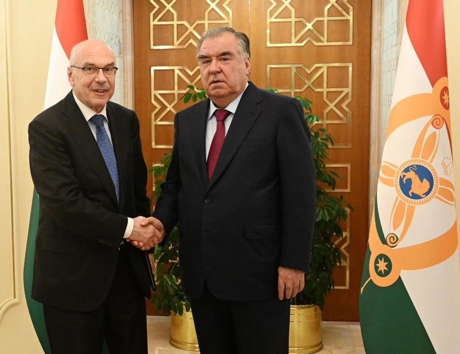 UN_OCT's tweet photo. USG @UN_OCT Voronkov thanked #Tajikistan President @EmomaliRahmonTJ for his leadership establishing the #DushanbeCTProcess in 2018 and expressed confidence that the #Kuwait Phase will bolster #CounterTerrorism cooperation
#UniteToCounterTerrorism https://t.co/1udigh6tp8