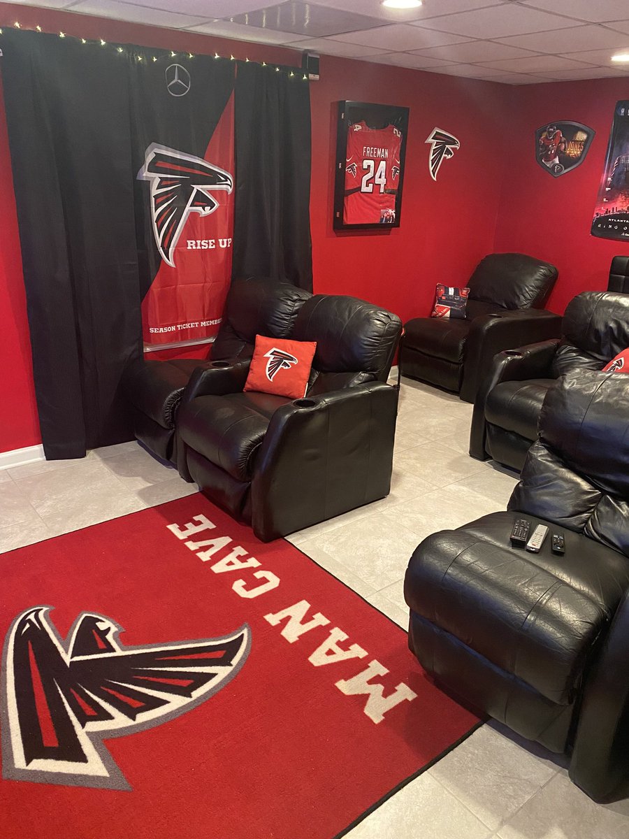 bossbenjamin477's tweet photo. I’m just glad to be a @AtlantaFalcons Fan! #thebiggest #falconfan #dirtybirds #mancave https://t.co/Csun4XHrpc