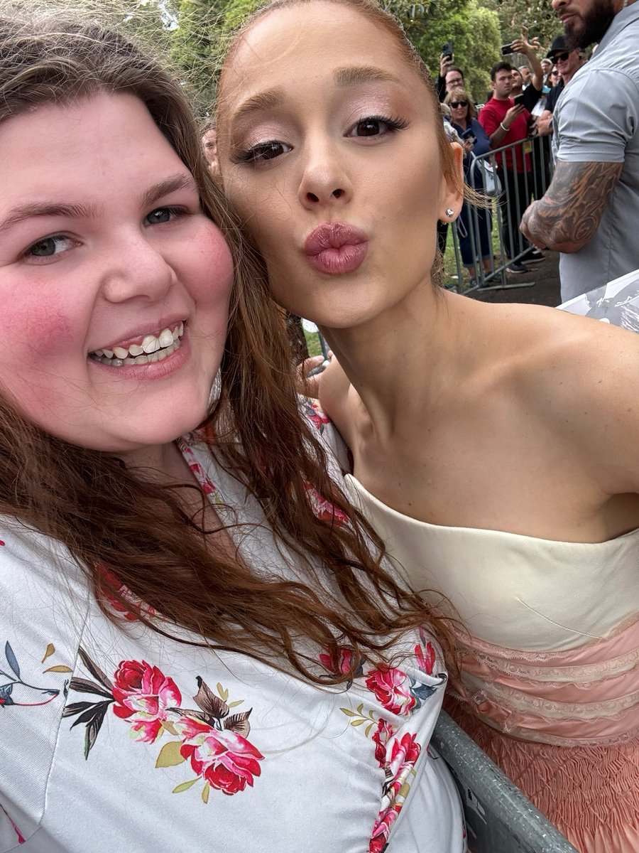 AmyLovaticJones's tweet photo. THE ARIANA GRANDE, I can’t believe this happened. Pinch me now https://t.co/K9i2OJ1mrx