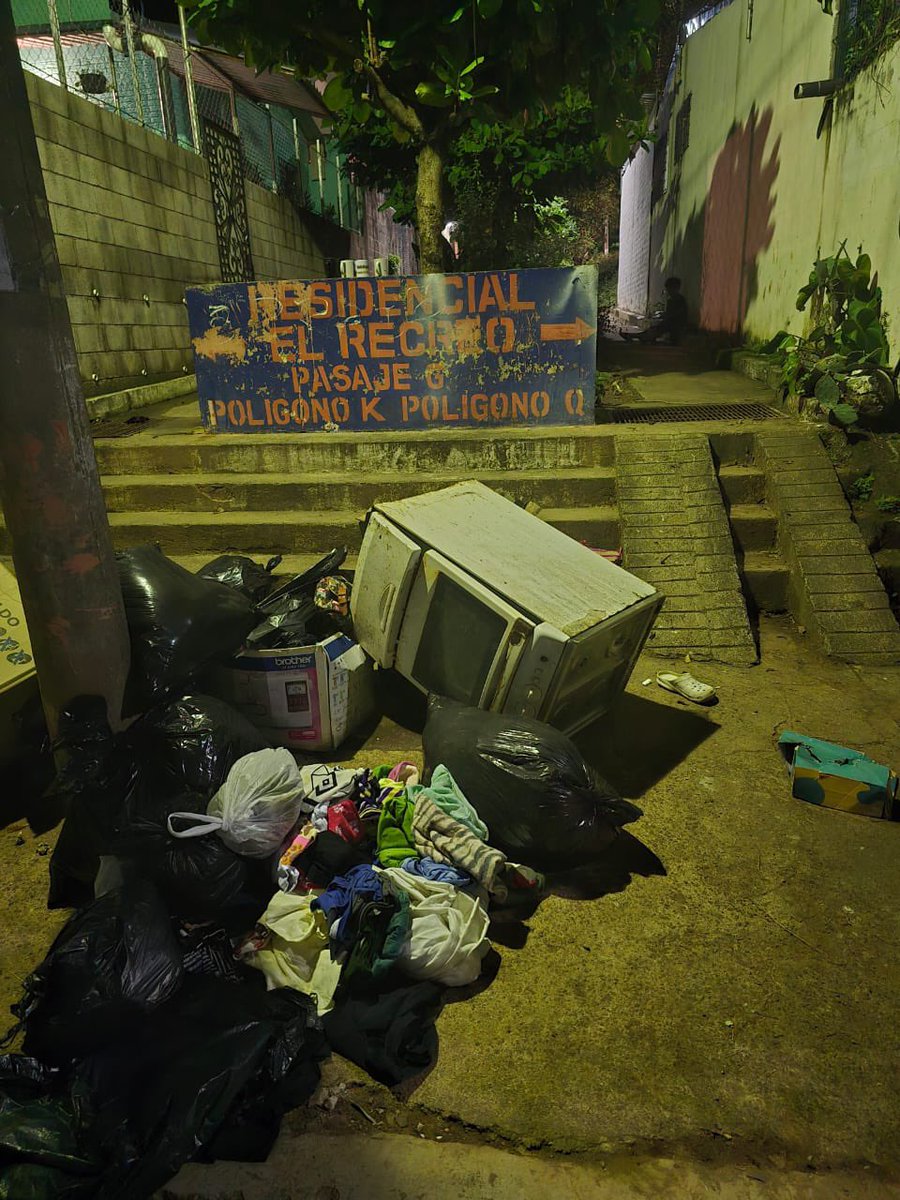 MarcelaPinedaSV's tweet photo. Hacemos un llamado a la población del Distrito de Zacatecoluca a que respeto nuestros horarios de recolección de basura así como los lugares asignados.

Es lamentable encontrar lugares así cuando el camión de la basura cumplió con su recorrido y su horario establecido, si en estos momentos una tormenta nos afectara esta basura fuera a parar a nuestras alcantarillas ocasionando serios daños en la zona.

Tener limpio nuestro Municipio no solo es tarea de la Alcaldía sino también de los habitantes.