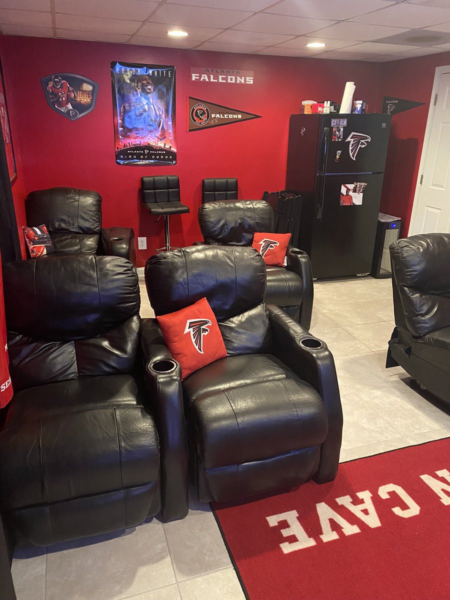 bossbenjamin477's tweet photo. @AtlantaFalcons @KirkCousins8 Love being a fan of dem birds! #mancave https://t.co/YswdTtgrbg