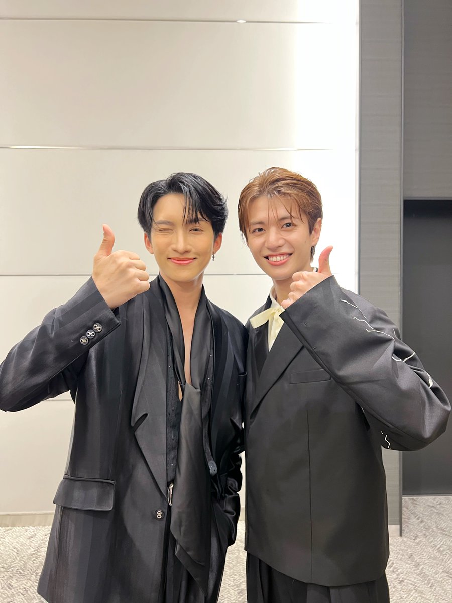PRSocietyNews's tweet photo. Me Mind Y บินลัดฟ้าสู่กรุงโตเกียว ประเทศญี่ปุ่น ร่วมงานเปิดตัวซีรีส์ Love in The Air (Japanese Version)

#loveintheairkoi #บรรยากาศรัก 
#LoveinTheAir
#บอสโนอึล #ฟอร์ดพีท 
#BossNoeul #FortPeat 
#MeMindY #MagicCubeTH

บริษัท มี มายด์ วาย จำกัด นำโดย “เมย์-อรวรรณ วิชญวรรณกุล” ขนทีมนักแสดงในสังกัด “บอส ชัยกมล - โนอึล ณัฐรัชต์ -  ฟอร์ด ฐิติพงศ์ - พีท วสุธร” บินตรงสู่ประเทศญี่ปุ่นเพื่อเข้าร่วมงานแถลงข่าว “Love in the Air - A Premonition of Love -” Completion Commemorative Screening Event” จัดขึ้น ณ Bellesalle Haneda Airport กรุงโตเกียว ประเทศญี่ปุ่น และงานนี้ถือเป็นงานเปิดตัวซีรีส์ญี่ปุ่นเรื่อง “Love in the Air-Koi no Yokan” ผลิตโดยบริษัท RE:STA Entertainment และร่วมวางแผนการผลิตโดย Me Mind Y co., Ltd. และ  Magic Cube Entertainment Co., Ltd อย่างเป็นทางการ โดยในงานมีนักแสดงนำในเรื่องของเวอร์ชั่นญี่ปุ่นร่วมงานด้วย อาทิ นักแสดงหนุ่มหล่อขวัญใจสาวๆ โชมะ นากุโมะ รับบท อาราชิ ฮายาเสะ (พายุ) ร่วมด้วย ทะคุโตะ ฮามายะ รับบท เรย์ อาเมมิยะ (เรน) , อาซาฮิ ซูซูกิ รับบท ฟูมะ คาวาอิ (พระพาย) และ เรโอ นากะสึมะ รับบท ไค โซราโนะ (สกาย) ซึ่งได้รับกระแสตอบรับอย่างล้นหลาม งานจัดขึ้นทั้งหมด 2 รอบ มีแฟน ๆ ชาวญี่ปุ่นเข้าร่วมครั้งนี้กว่า 2,000 คน

ซีรีส์ญี่ปุ่นเรื่อง  “Love in the Air-Koi no Yokan” ดัดแปลงมาจากซีรีส์วายเรื่องดังของไทยอย่าง  “บรรยากาศรัก เดอะซีรีส์” (Love in The Air) สร้างจากนิยายวายขายดี 2 เล่มของนักเขียนดัง “MAME” เริ่มออกอากาศในประเทศญี่ปุ่นไปแล้วเมื่อวันที่ 3 พฤศจิกายน 67 ที่ผ่านมา ทาง FOD และ  Gagaoolala โดยซีรีส์ติดอันดับ 1 ของ FOD FujiTV ตั้งแต่วันแรกที่ออกอากาศ

เพิ่มเติม >> https://t.co/RlQPzdSWLy
