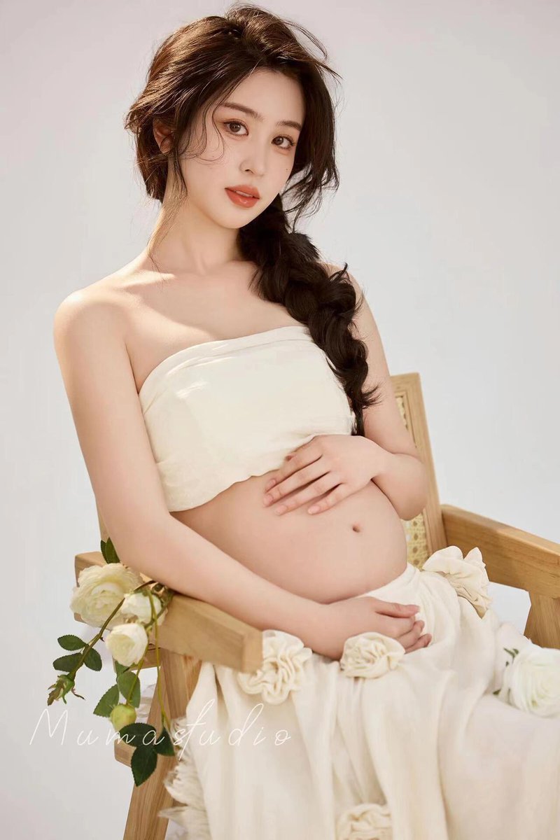 glyptics_11's tweet photo. 孕期最开心的应该就是留下了这几张孕妇照了…   摄影师问我要不要拍点永生难忘的，我说当然要然后他就给我找了找个衣服…  抹胸太小勒的乳房都挤出来了，小穴也有点遮不住。老公就站在旁边，看着我穿着这么骚的衣服被摄影师拍照，搞的拍完这个内裤都湿透了…   现在当了宝妈，感觉欲望更大了～ https://t.co/QYRCAeEevV