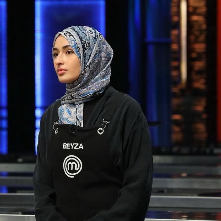 "Nasıl atlatılır ki bitmeyen bir afet...
Acında bile var görülmemiş zarafet...
Yokluğunun her anı sanki kıyamet..."
#mastercheftürkiye #beyzahuriaydın