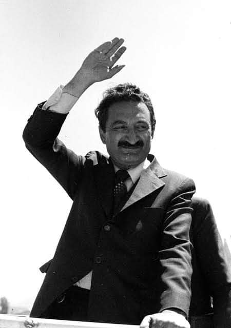 Dürüst siyasetin simgesi, bu dünyadan bir Karaoğlan geçti. 
  Bülent Ecevit