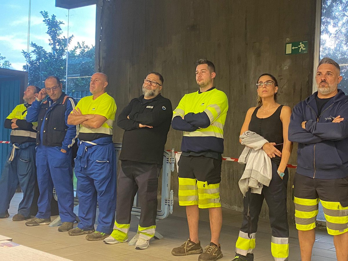 CoordinadoraBCN's tweet photo. Els estibadors i estibadores de Barcelona aprovem en assemblea l'enviament de 11 camions amb material sanitari i d'emergències per als damnificats del País Valencià, a més de destinar prop de 150.000 euros als pobles afectats per a la seva reconstrucció @SoyCoordinadora https://t.co/SQmWSqWTyC