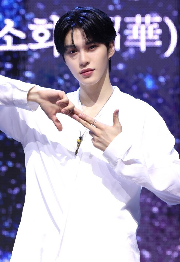 [📰]
이펙스 아민, 잘생김이 뚝뚝 
(출처 : 네이버 연예) 

🔗 naver.me/F3T3cy21

#EPEX #이펙스 #Eight_Apex #韶華 #소화 #YOUTHDEFICIENCY #청춘결핍 #UNIVERSE #유니버스 #위시 #금동현 #뮤 #아민 #백승 #에이든 #예왕 #제프