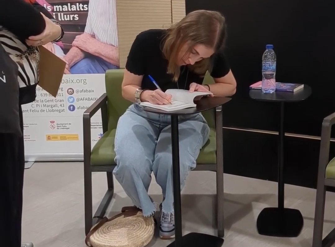 🎙✍️#Entrevista d'avui dimarts al matí a <a href="/radiodesvern/">Ràdio Desvern</a> a l'escriptora i comunicadora santjustenca <a href="/paulavidalbooks/">Paula Vidal</a>.

👉Taller exprés de microrelats a l'@AteneuSantJust al novembre.

📻A les 11:10h al 98.1FM o en streaming a la web radiodesvern.com