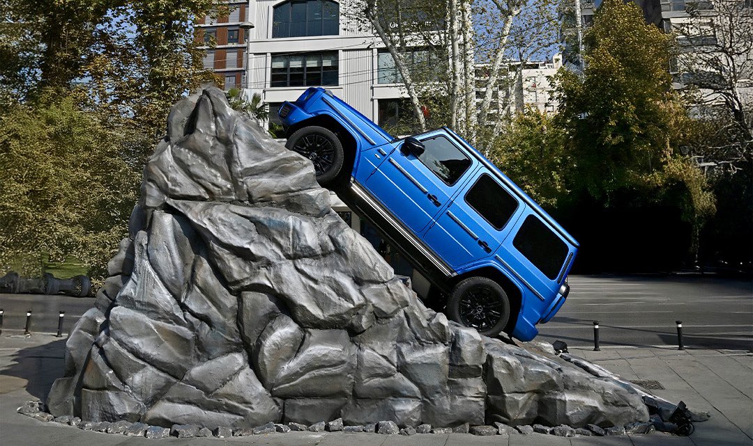 Yeni elektrikli G-Serisi, maksimum 45°'ye kadar dik eğimlerin üstesinden kolaylıkla gelebiliyor. Yeni elektrikli G-Serisi’ni merak edenler 1-10 Kasım tarihleri arasında Bağdat Caddesi’nde keşfedebilirsiniz.  <a href="/MercedesTurkiye/">Mercedes-Benz TR</a>  instagram.com/reel/DAxyhHUON…