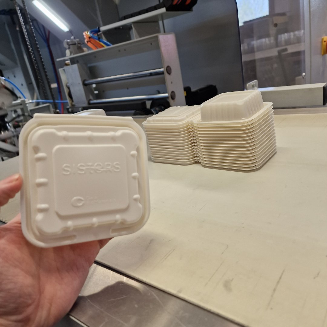sisters_eu's tweet image. SISTERS has shipped its final #clamshell packaging demonstrators! 🎉

These clamshells, created with #CarbiosActive enzyme additive, Biodolomer®, and Natureplast compounds, aim for HOME compost certification by 2025. This innovation could open new markets for rigid packaging! ♻️