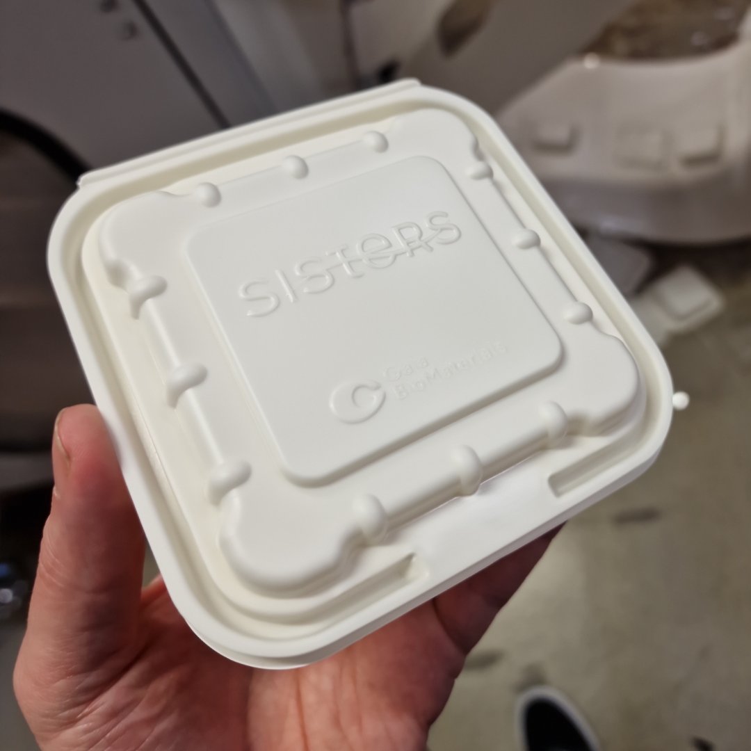 sisters_eu's tweet image. SISTERS has shipped its final #clamshell packaging demonstrators! 🎉

These clamshells, created with #CarbiosActive enzyme additive, Biodolomer®, and Natureplast compounds, aim for HOME compost certification by 2025. This innovation could open new markets for rigid packaging! ♻️