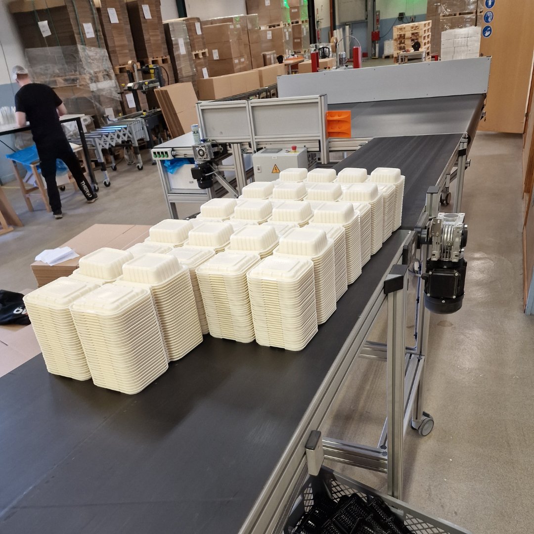 sisters_eu's tweet image. SISTERS has shipped its final #clamshell packaging demonstrators! 🎉

These clamshells, created with #CarbiosActive enzyme additive, Biodolomer®, and Natureplast compounds, aim for HOME compost certification by 2025. This innovation could open new markets for rigid packaging! ♻️