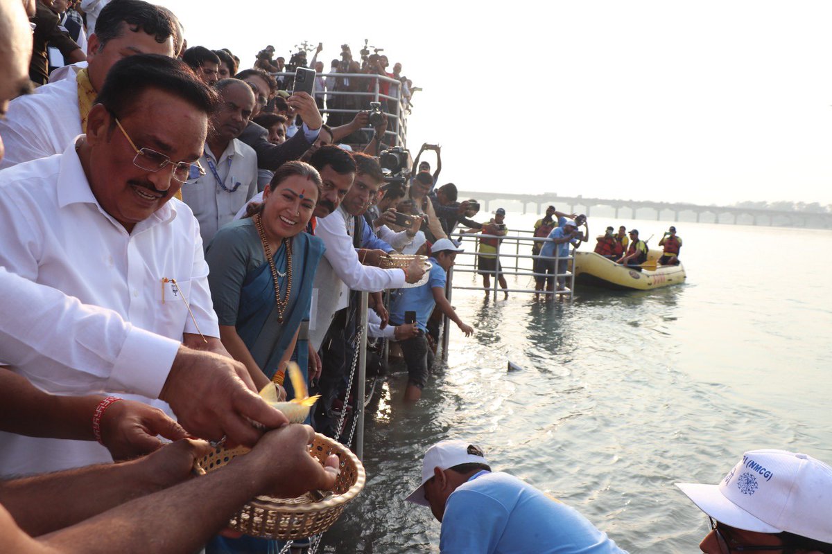 CRPaatil's tweet image. कल गंगा उत्सव के दौरान एक ऐतिहासिक पहल के अंतर्गत गंगा नदी में गोल्डन माहसीर मछली की रैंचिंग (पालन और संवर्धन) की गई। गोल्डन माहसीर, एक दुर्लभ और अद्वितीय मछली प्रजाति है, जो जैव विविधता को संरक्षित करने में महत्वपूर्ण भूमिका निभाती है। यह मछली न केवल पारिस्थितिकी तंत्र को सुदृढ़