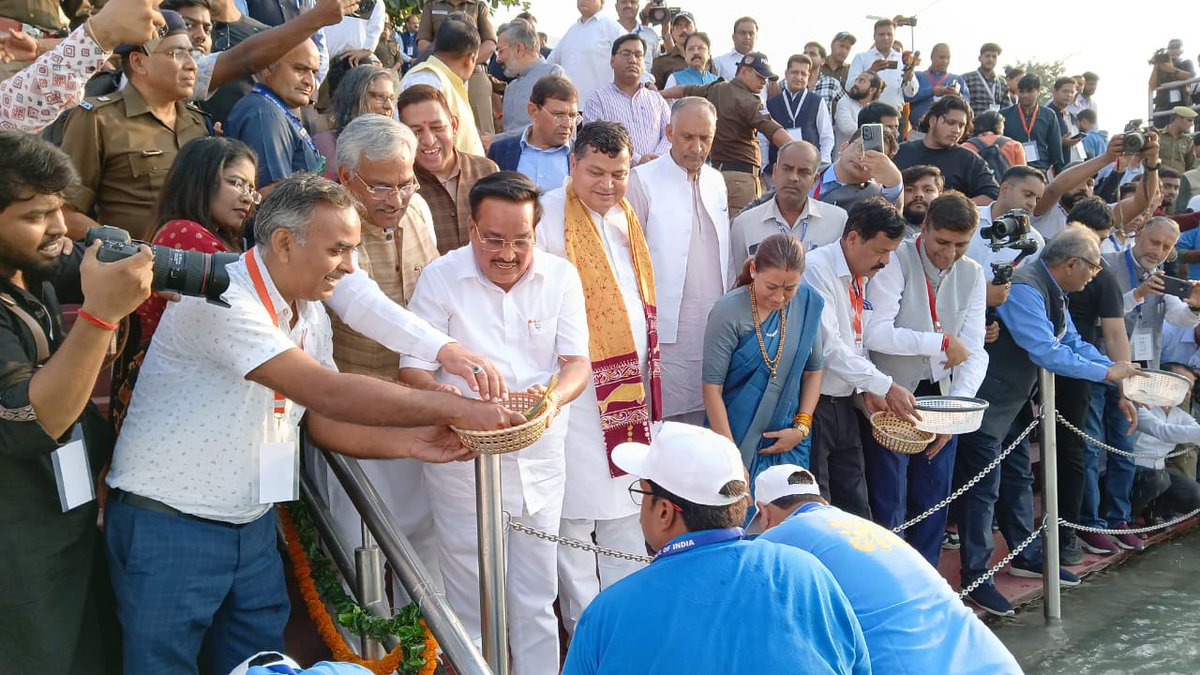 CRPaatil's tweet image. कल गंगा उत्सव के दौरान एक ऐतिहासिक पहल के अंतर्गत गंगा नदी में गोल्डन माहसीर मछली की रैंचिंग (पालन और संवर्धन) की गई। गोल्डन माहसीर, एक दुर्लभ और अद्वितीय मछली प्रजाति है, जो जैव विविधता को संरक्षित करने में महत्वपूर्ण भूमिका निभाती है। यह मछली न केवल पारिस्थितिकी तंत्र को सुदृढ़