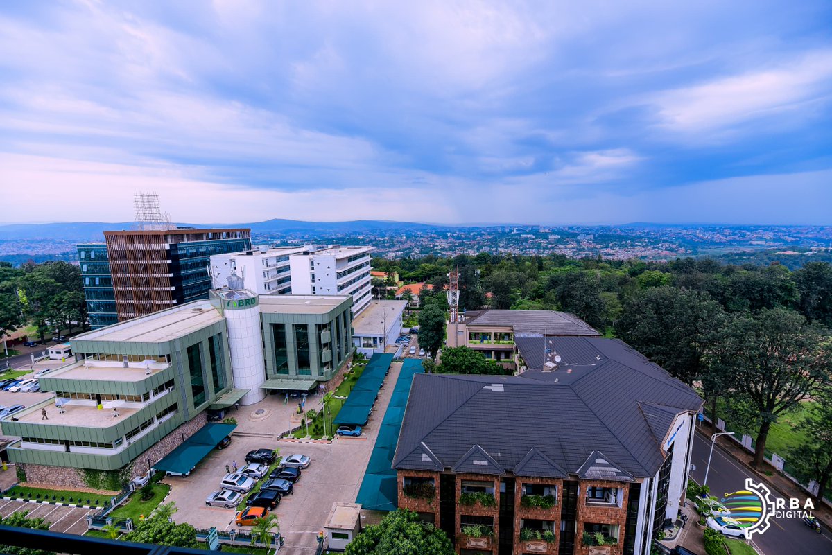 📷𝐌𝐮 𝐦𝐚𝐟𝐨𝐭𝐨📷

Uko Umujyi wa Kigali waguka ni na ko ingamba zo kubungabunga ibidukikije ziyongera muri gahunda yawo yo kuba umujyi ukeye kandi utoshye.

N’ubwo Kigali iri kuzamurwamo imiturirwa umunsi ku munsi, ntibiyibuza gukomeza gusa n'icyatsi. #RBAHafiYawe #RBAAmakuru