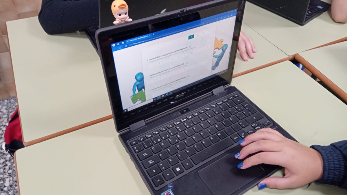 maristasguada's tweet photo. Los alumnos de Secundaria evalúan sus destrezas cooperativas mediante la autoevaluación y la coevaluación entre pares a través de Office 365 #participación #alumnoscompetentes #PlanDigital #MaristasCuentaConmigo @UNICEF_EDU https://t.co/tnsUsSiu8y