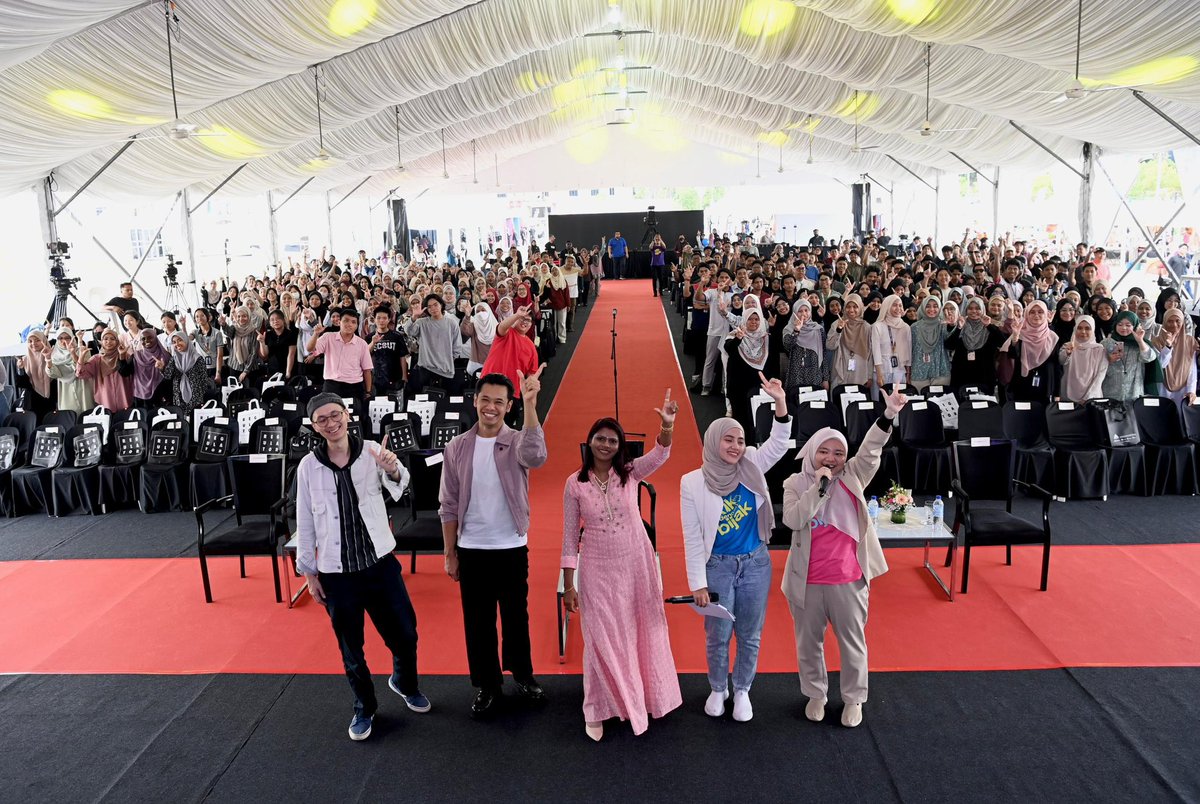 SirCloudMY's tweet image. Had a great time meeting the Penang community together with amazing personalities @celotehdrmalar &amp;amp; @hazemanhuzir while talking about esports and cyber safety.

Thank you @MCMC_RASMI , NADI malaysia for inviting.

#MCMC
#NADI
#GENAI