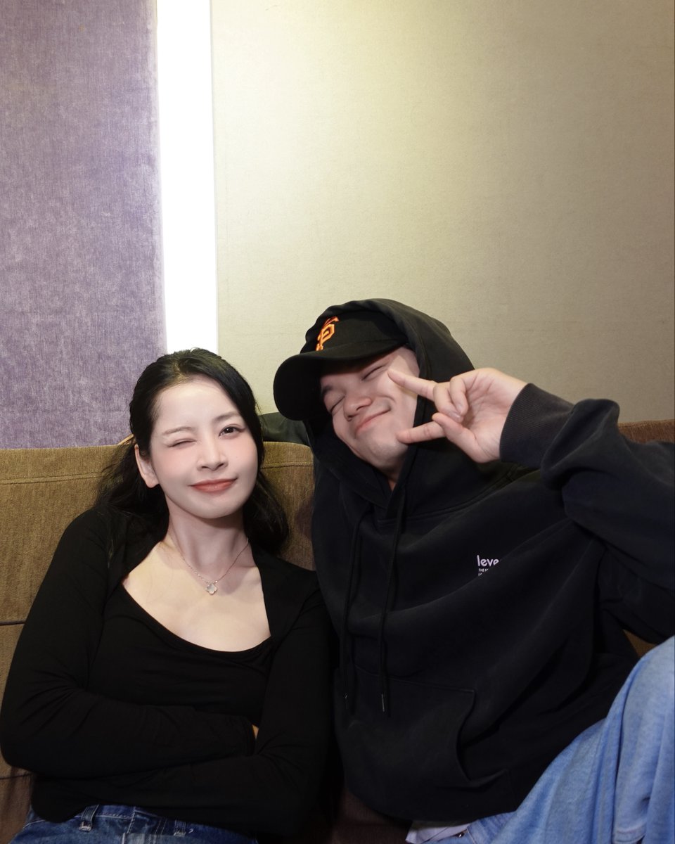 chipuofficial's tweet image. Tụi tui đi tập cho Fan Meeting nè 📷

Đoán xem tui với anh (S)TRONG Trọng Hiếu mang gì đến tặng mọi người nhaaaa 📷📷

#ChiPu #STRONGTrongHieu
#ChiPuTheFirstFanCon