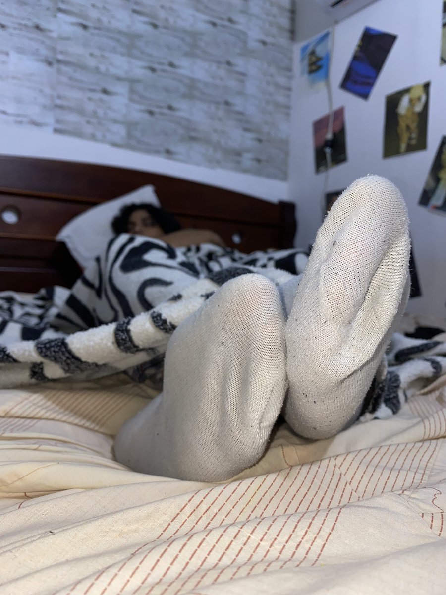 Don’t be anxious, I know you want to take off my socks and lick my feet while I sleep 🧟👅🦶
#findom #cashdom #paypig