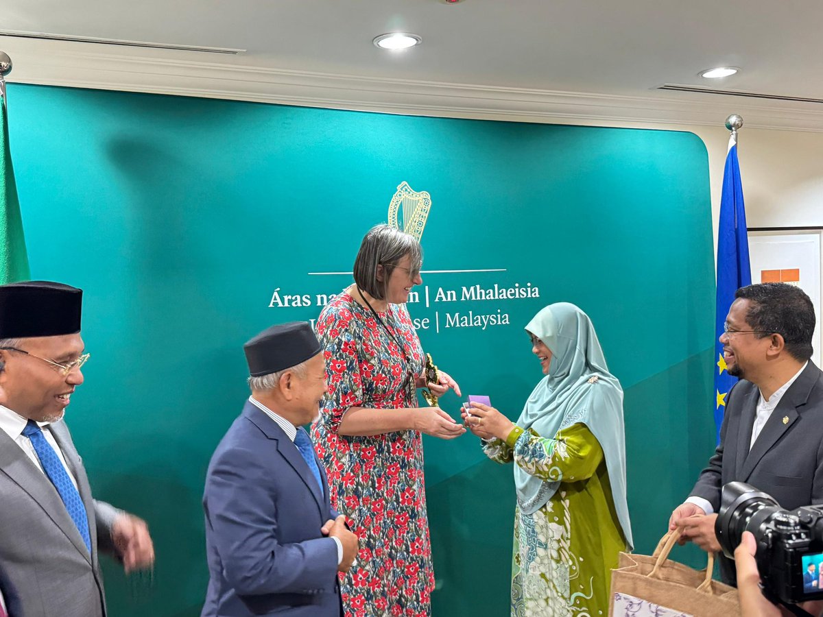 officialmumtaz's tweet photo. Kak Taz dan rombongan membuat kunjung hormat ke kedutaan Ireland “Courtesy call to Ireland Embassy” pagi ini.

#pemerkasaansyariah #adilperihatinberkebajikan #penghayatanmembangunbersamaislam #tumpatsejahtera #kaktazparlimentumpat https://t.co/4FBHEcg1we