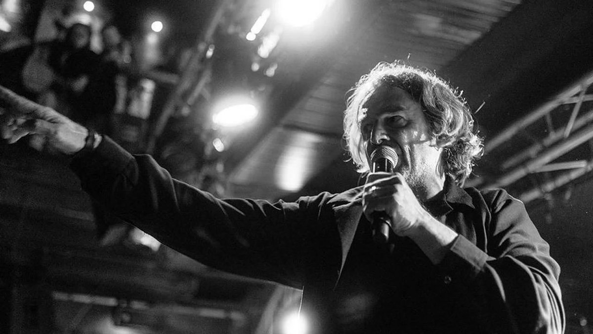 Müziğe sarılmış herkesin en yaratıcısı; ezilmiş, haksızlığa uğramış herkesin en savunucusu, vicdanlısı… Sazın da sözün de hepimize emanet abi! Işıklar yoldaşın olsun.

♾ 

#irfanalış #peyk