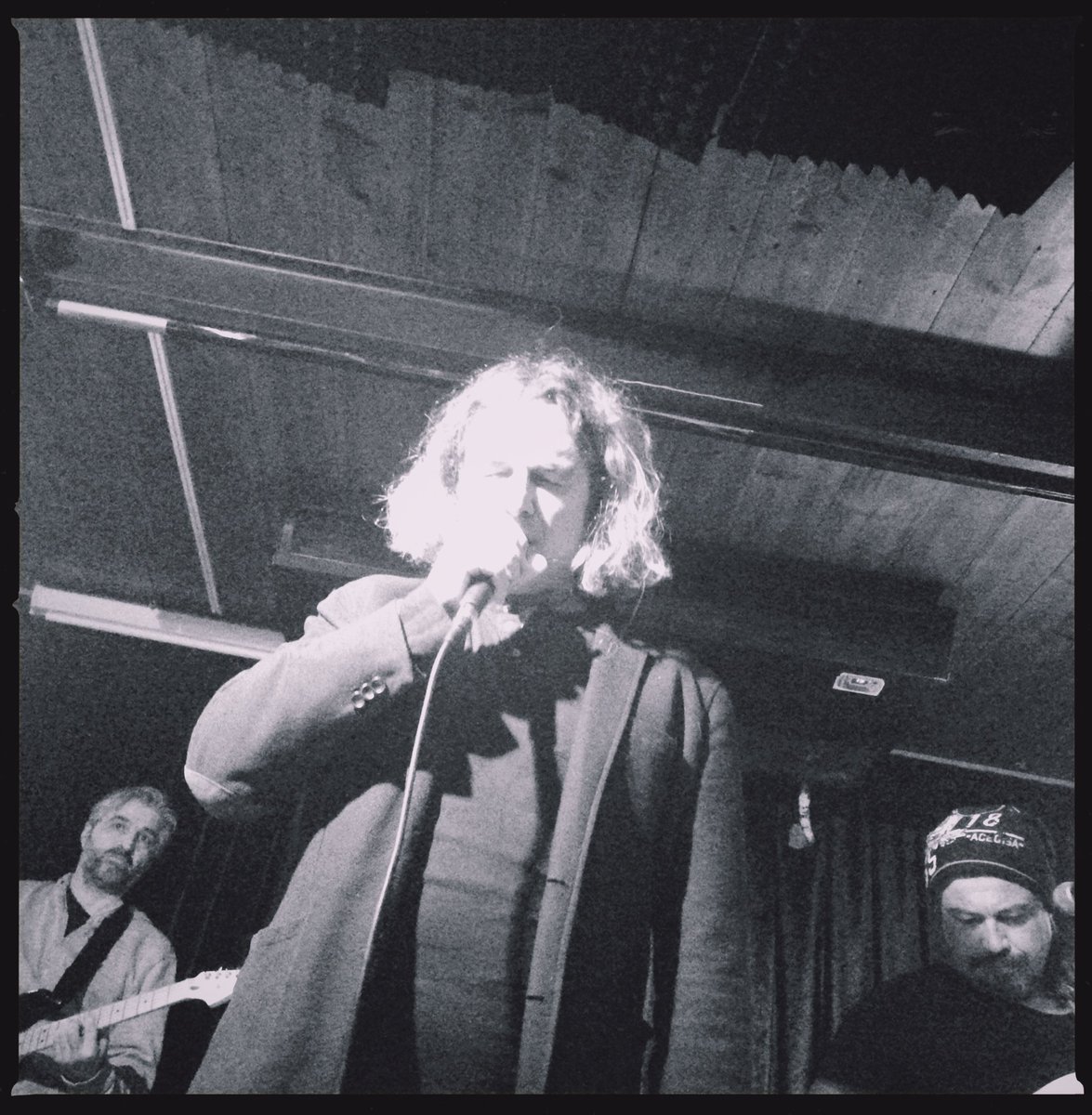 Bazen öyle şaşırıp kalıyor insan. Kaybetmek bu olsa gerek, donup kalmak...

O tatlı karşılığın gelemeyeceğini bile bile bir "teşekkürler İrfan" demek dışında ne denir, bilemiyoruz. 

Sabır diliyoruz <a href="/peyk_band/">Peyk</a>