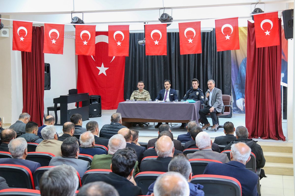 Gkaymakamlik's tweet photo. Kaymakamımız Sn. Yasin Erdem başkanlığında Kasım ayı “Muhtarlar Toplantısı” gerçekleştirildi.
Toplantıda mahalle muhtarlarının talep ve önerilerini dinleyen Kaymakamımız Erdem, kış mevsimine ilişkin alınması gereken tedbirler hakkında açıklamalarda bulundu.

@yasinerdem92 https://t.co/8hblmBTTCd