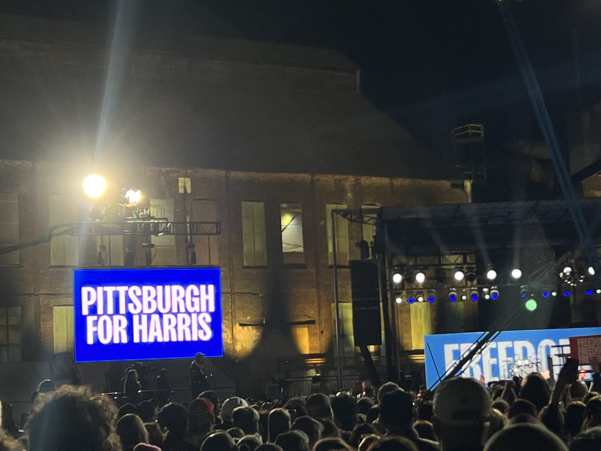 Beccaaa_57's tweet image. made it out of the lab to see @KamalaHarris !!! 👑 💙 #pittsburghforharris