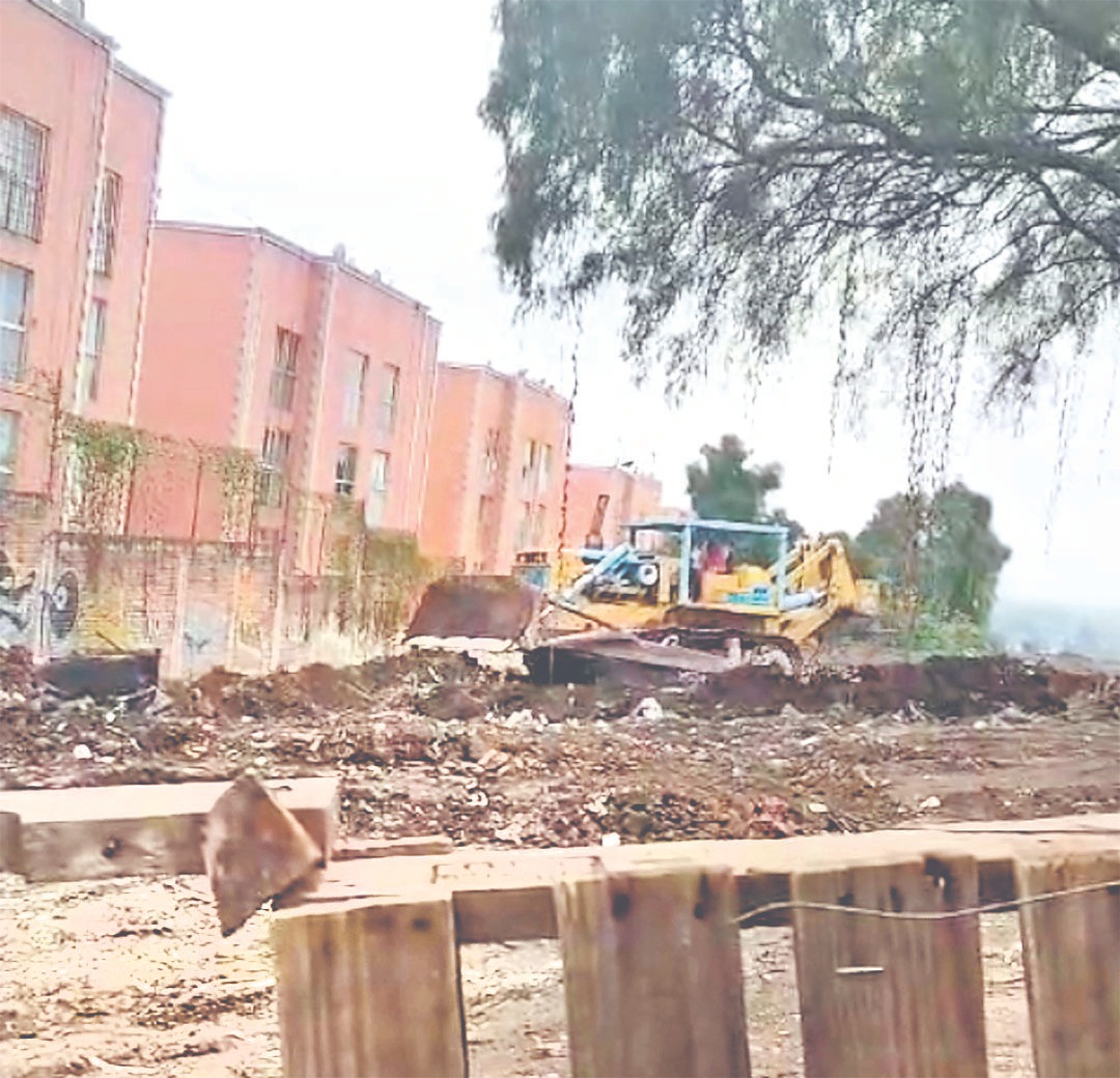 noelalvaradom's tweet photo. INVASIÓN TEPITO. Grupo de personas se apoderan de predio del #SITUAM en @Alc_Iztapalapa. Ya acabaron con la #flora y #fauna. Sin permisos y con maquinaria pesada han cometido #ecocidio al arrancar 270 árboles. @ClaraBrugadaM, @FiscaliaCDMX @SEMARNAT_mx @PAOTmx tienen conocimiento https://t.co/v9Nv4jL4CA